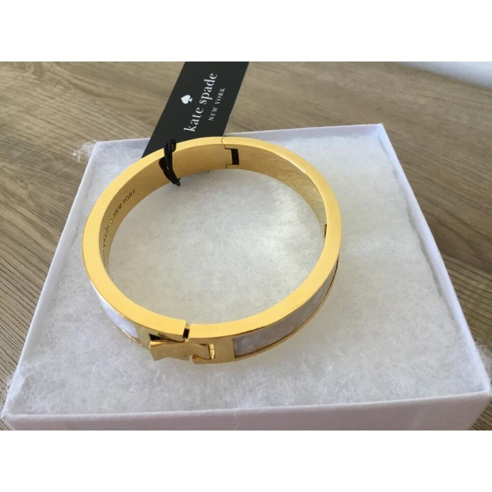 Kate Spade Hole Punch Spade Hinge Bangle Bracelet NWT $99 - Picture 2 of 4